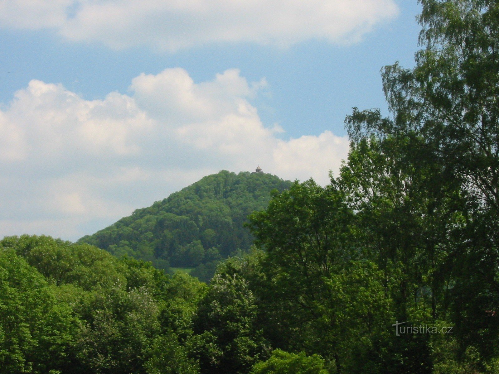 Colline du château avec le château de Kamenický