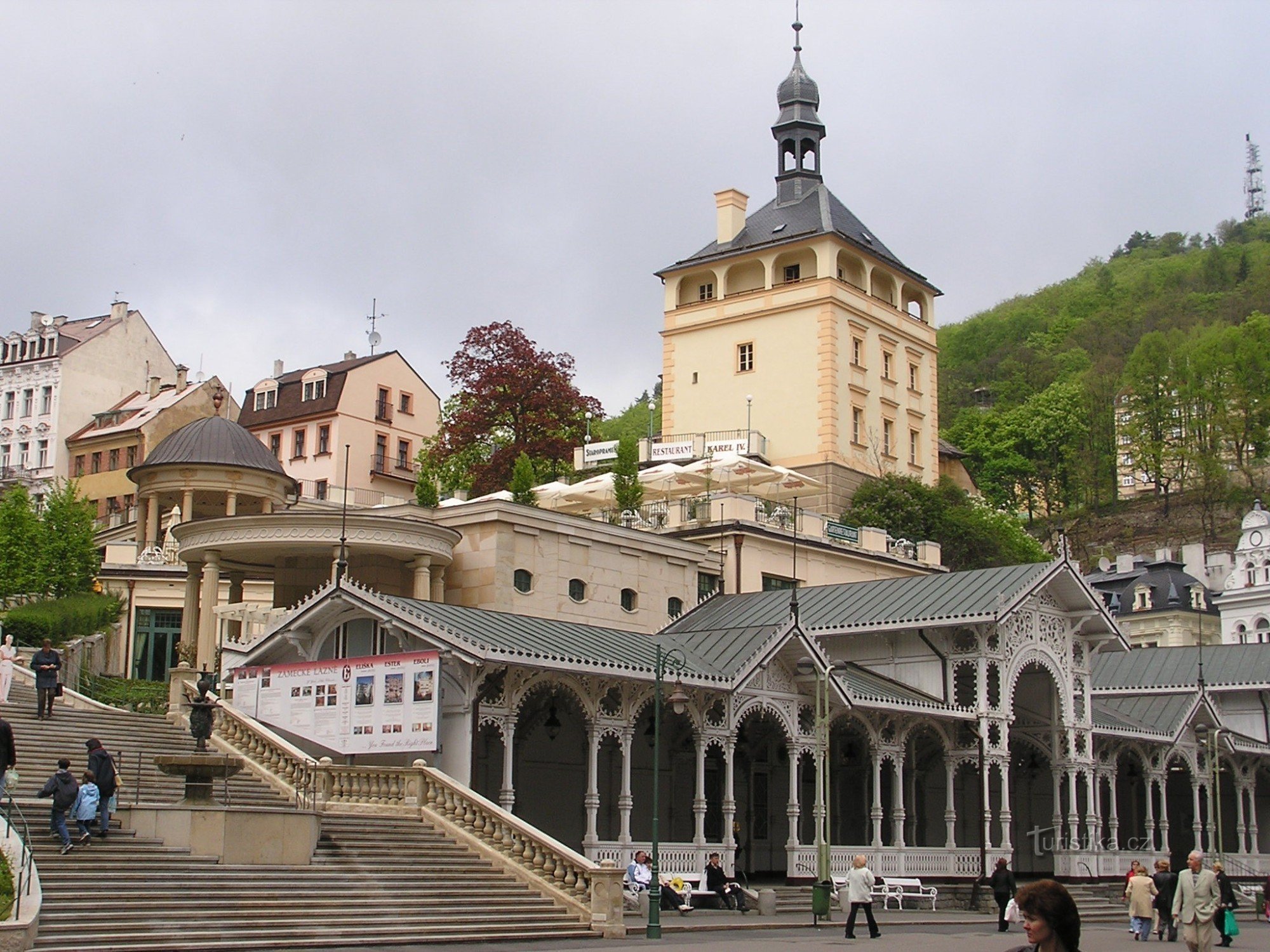 Colline du château avec la colonnade du marché - 10.5.2004