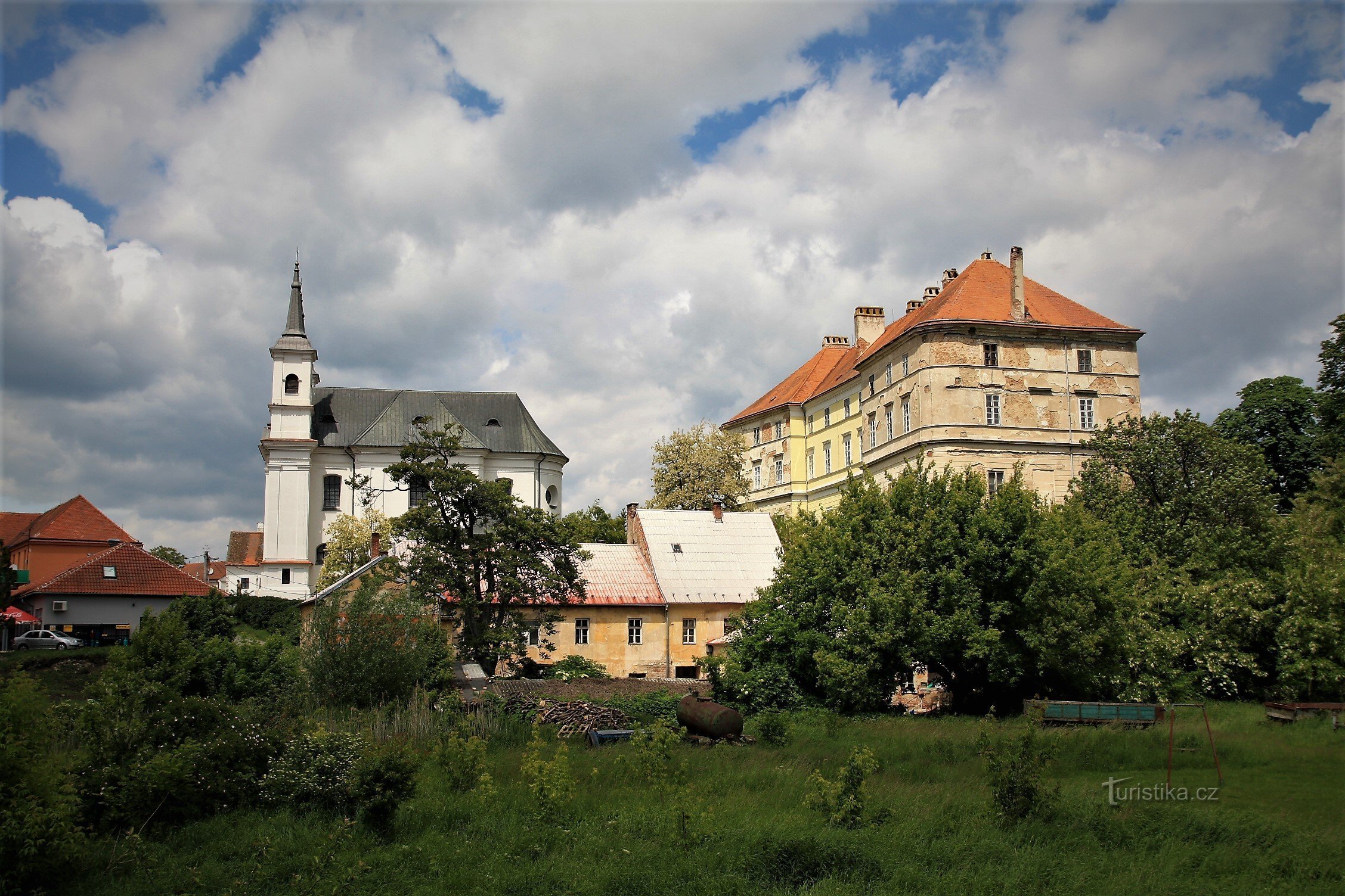 Zámek a kostel Nejsvětější Trojice v Drnholci