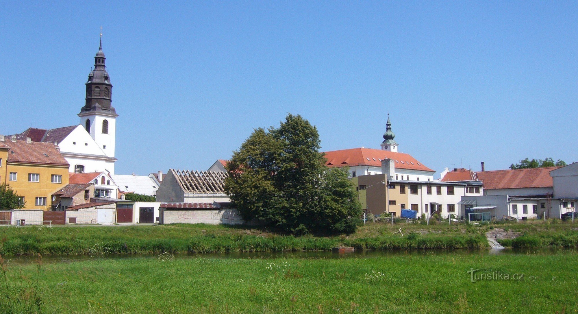 Schloss und Kirche. Ungarisches Vorgebirge