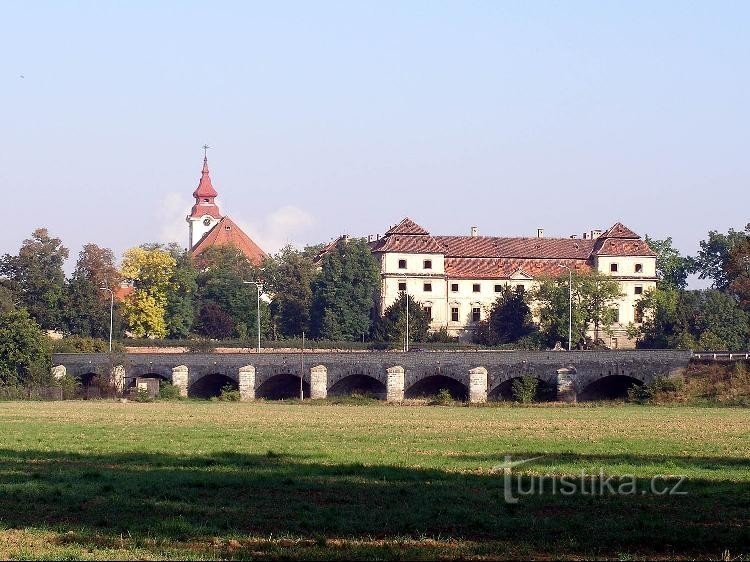 Schloss und Kirche in Postoloprty: Schloss mit Kirche Mariä Himmelfahrt in Posto