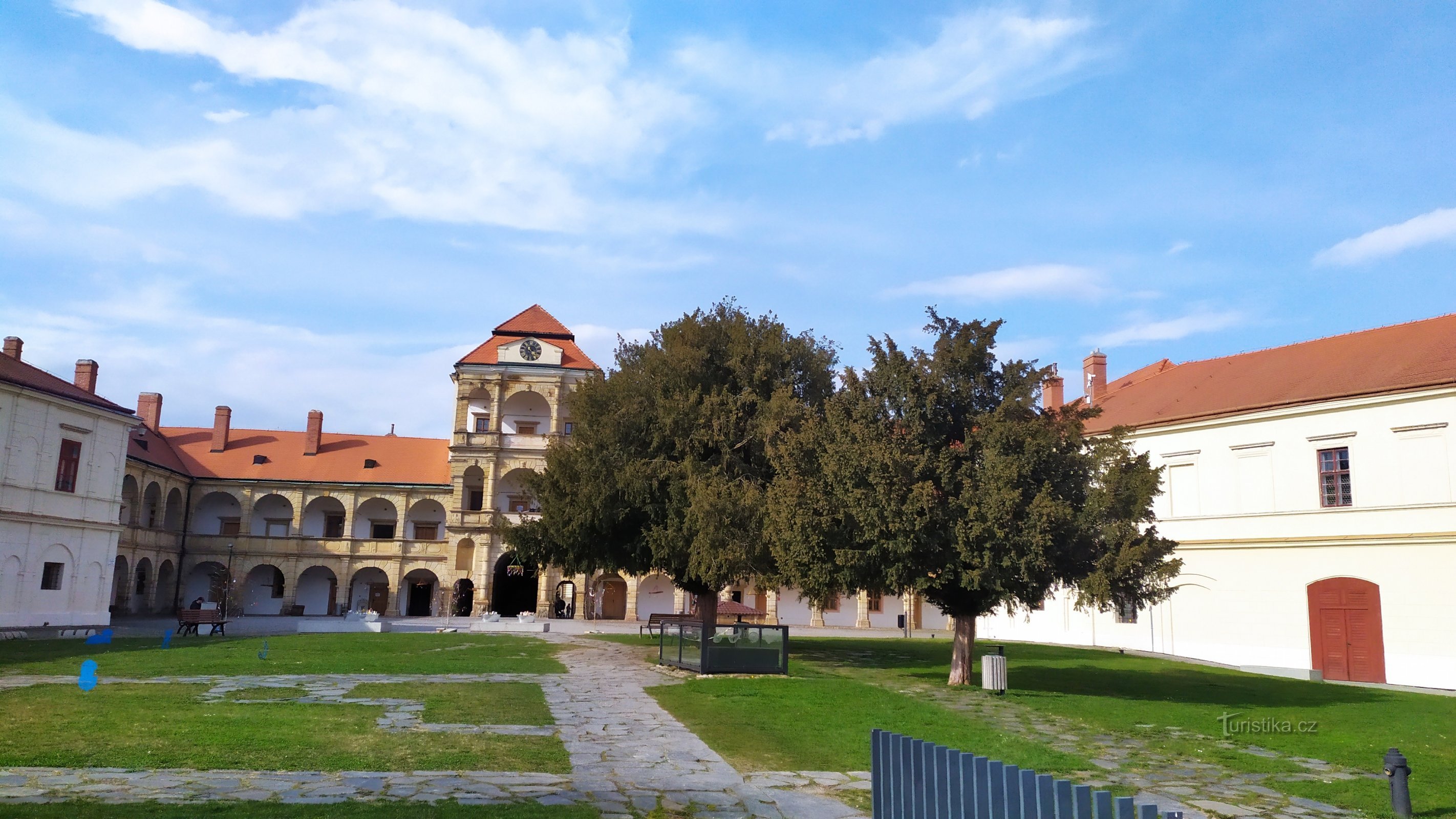 castillo y patio