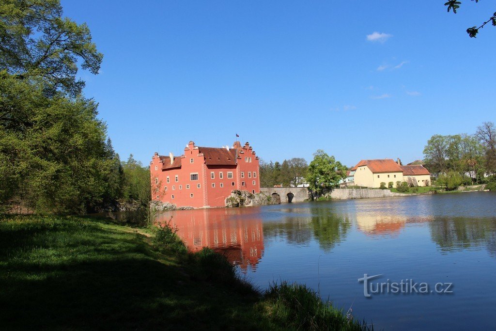 Castel și iaz