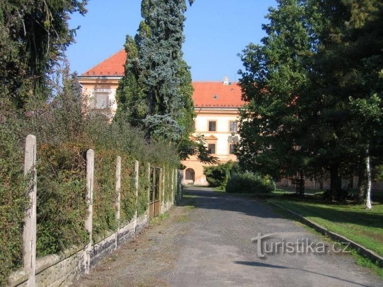 Château : Allée vers le corps de logis du château