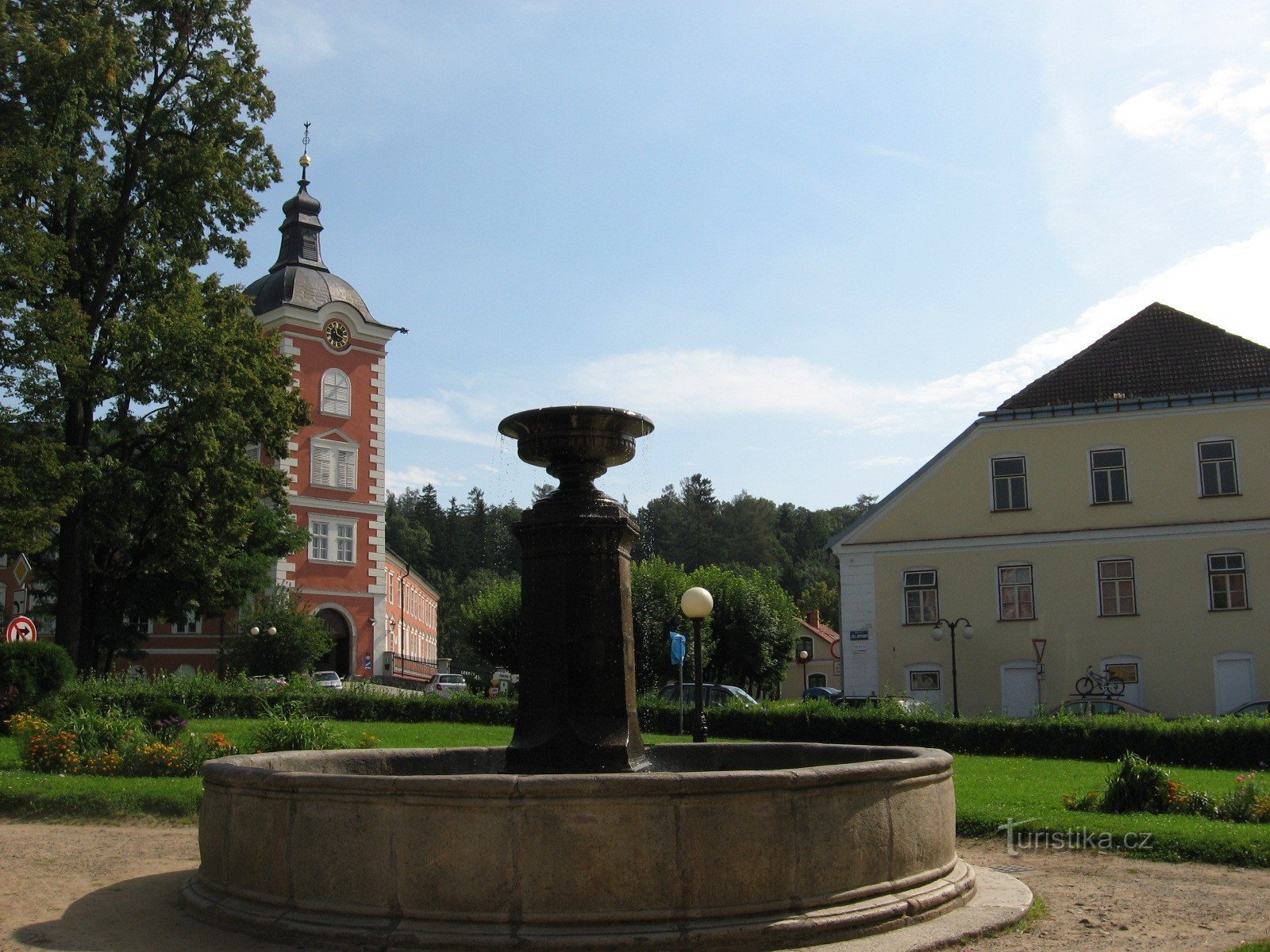 Château, fontaine Barkoni et brasserie
