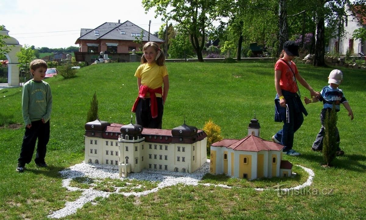 Zamek Berchtold - miniaturowe zamki w parku