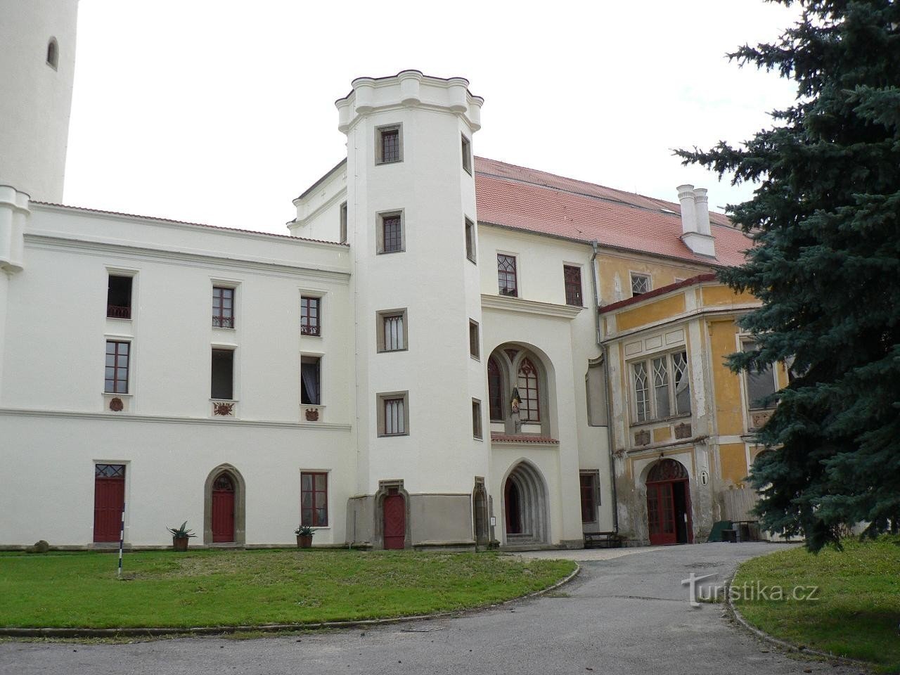 Борський замок, вхідна частина