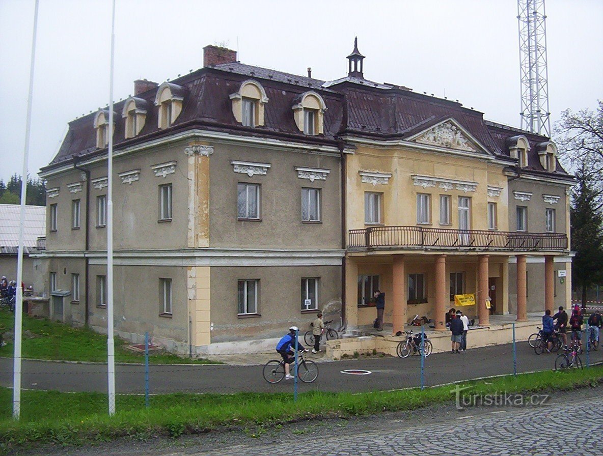 Dvorac Bores - opći pogled s ceste za Libavu