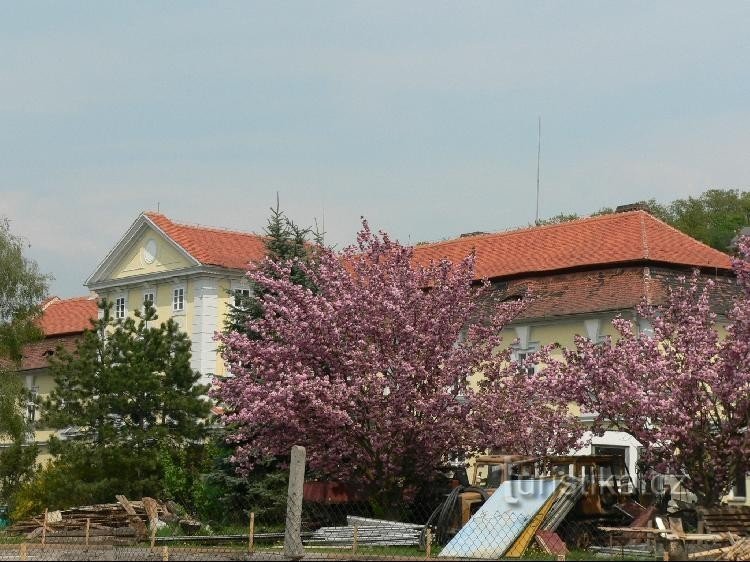 Schloss: Das Schlossgebäude gehört der Weinkellerei, es wird derzeit für die Bereitstellung vorbereitet.