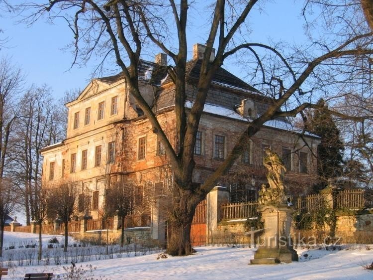 Château : Le bâtiment du château vu de la route