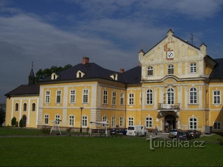 Kasteel: Algemeen zicht op het kasteelcomplex met kapel