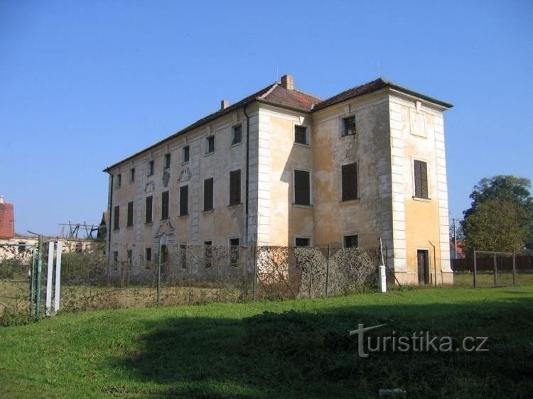 Castelul: Vedere frontală a castelului