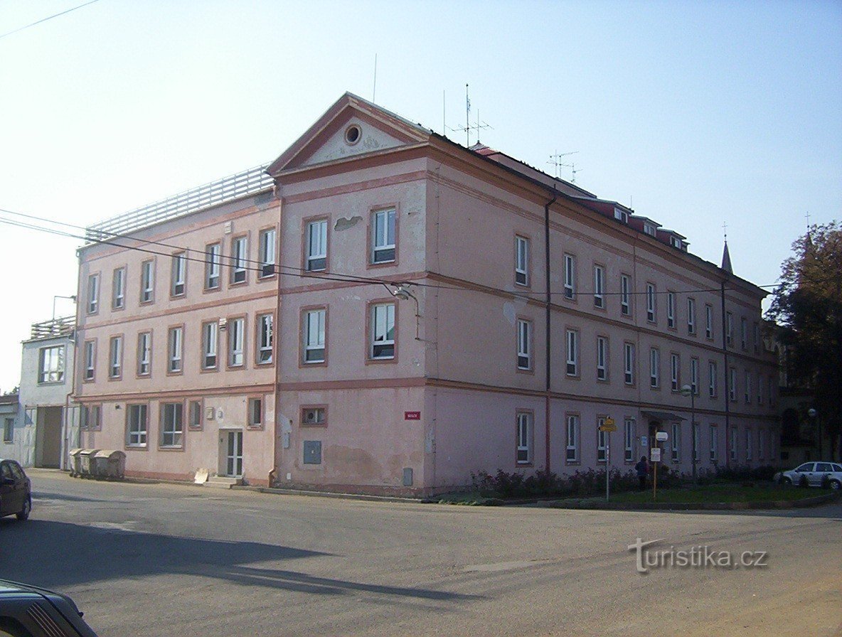 Kasteel Červenka vanaf het treinstation