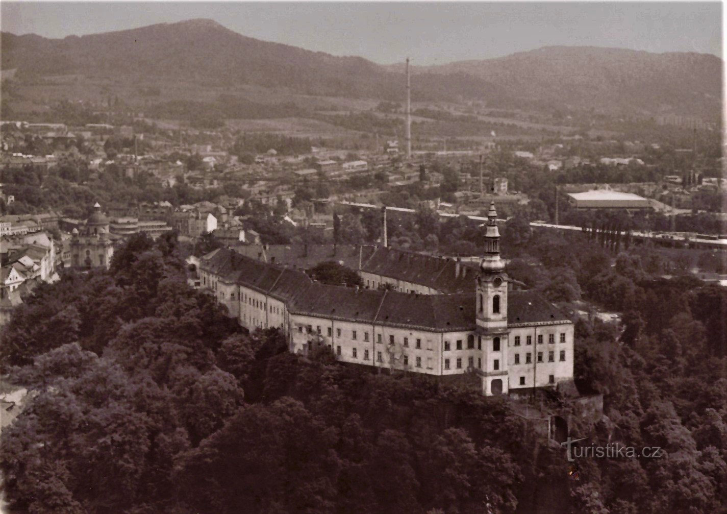 Grad Děčín in cvetoči rožni vrt