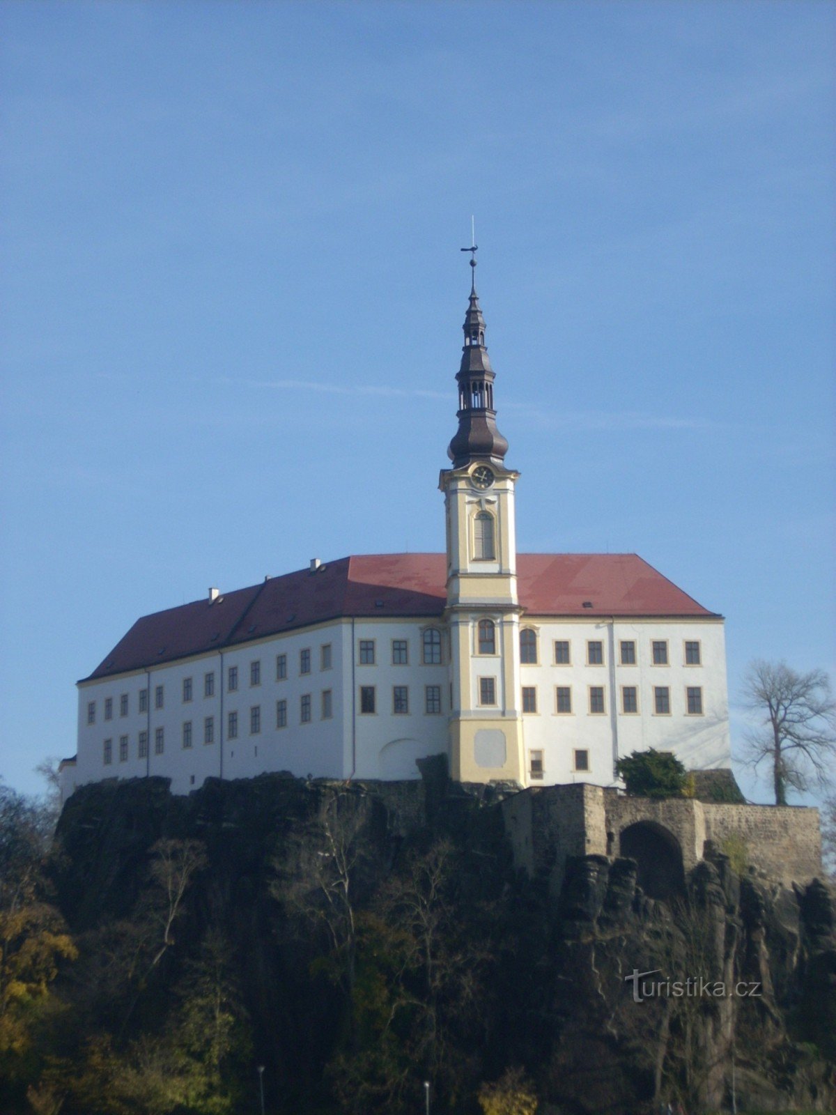 Vedere la castelul Děčín de pe zidul ciobanului
