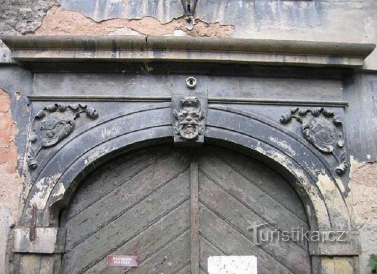 Castillo: Detalle de la entrada principal al castillo