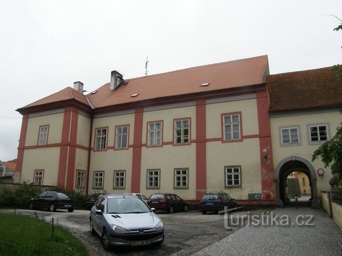 Das Schloss fügt sich gut in die Atmosphäre der antiken Stadt ein