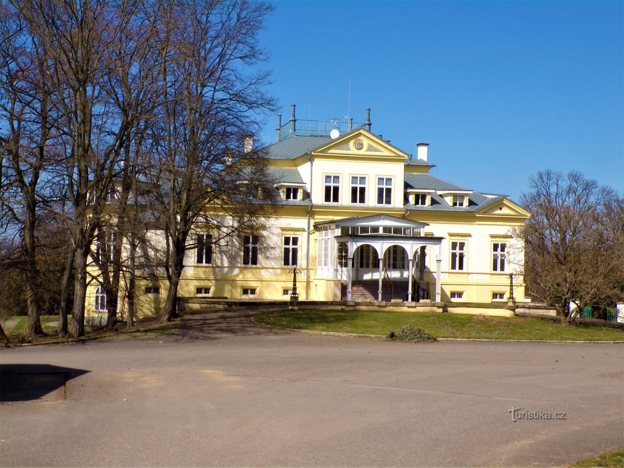 Château (Dobřenice, 30.3.2021)