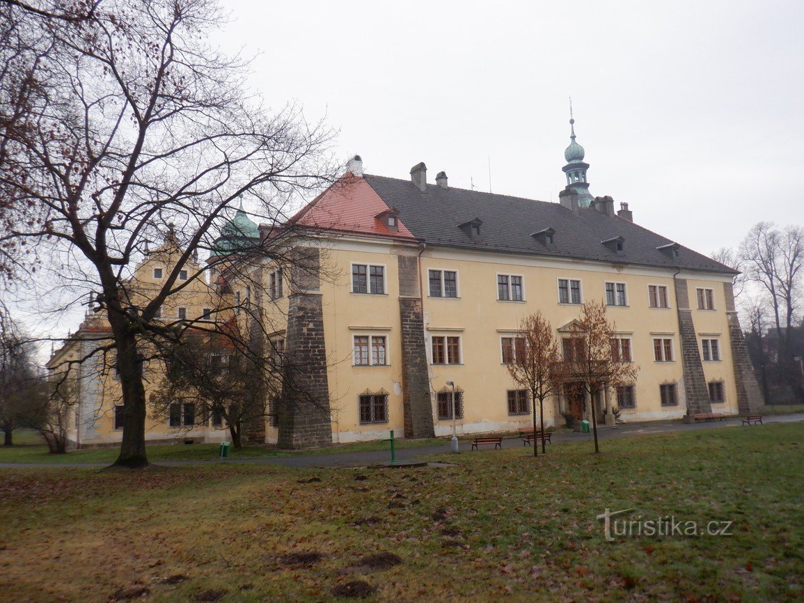 Zamek Doksy nad jeziorem Mách