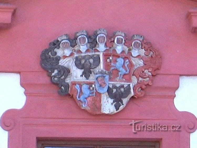 Замок: Герб над головним входом