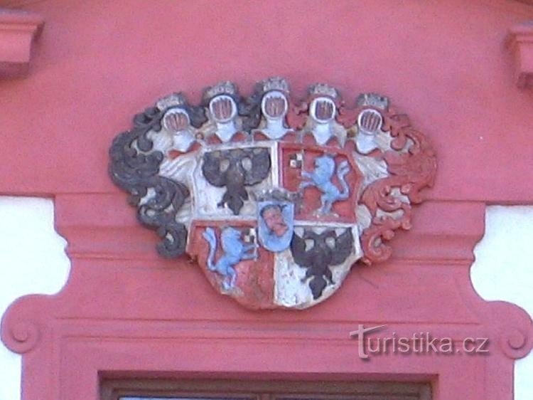 Castillo: escudo de armas sobre la entrada principal