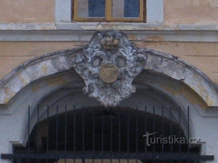 Castillo: escudo de armas sobre la entrada principal