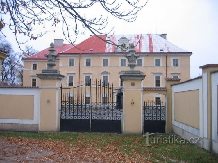 Castle: Main gate to the castle and castle park