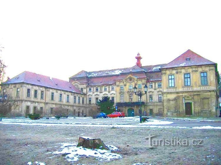 Schloss: Das Hauptgebäude des Schlosses und die beiden Seitenflügel