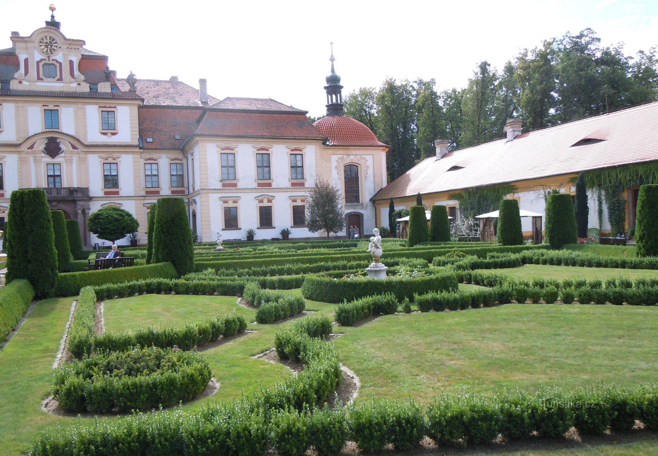 Jemniště slott - en del av trädgården