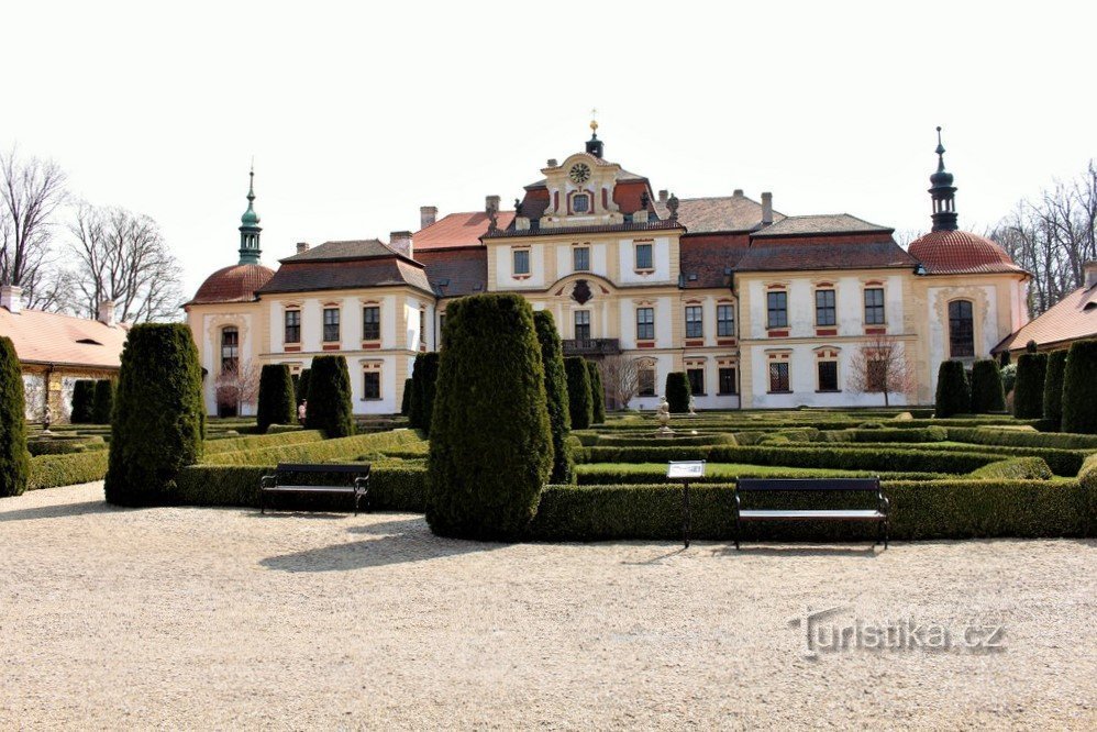 Schloss Jemniště, Blick vom Eingang in den Hof