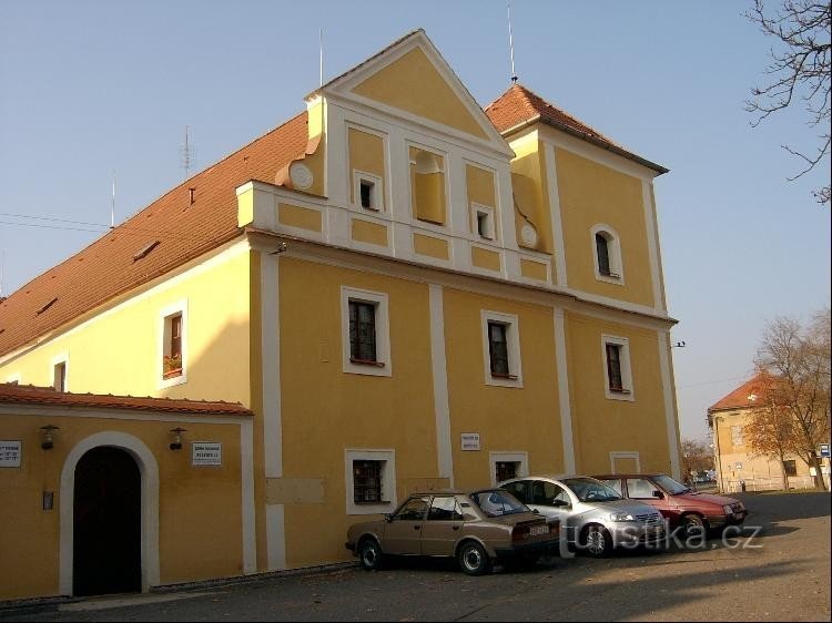 Kasteel Kolešovice: Het overheersende kenmerk van Kolešovice is het kasteel, dat werd gebouwd in de pseudo-renaissancestijl.