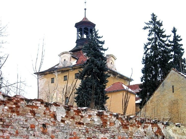 Castillo de Košátky: La torre de la fortaleza gótica original con una muralla