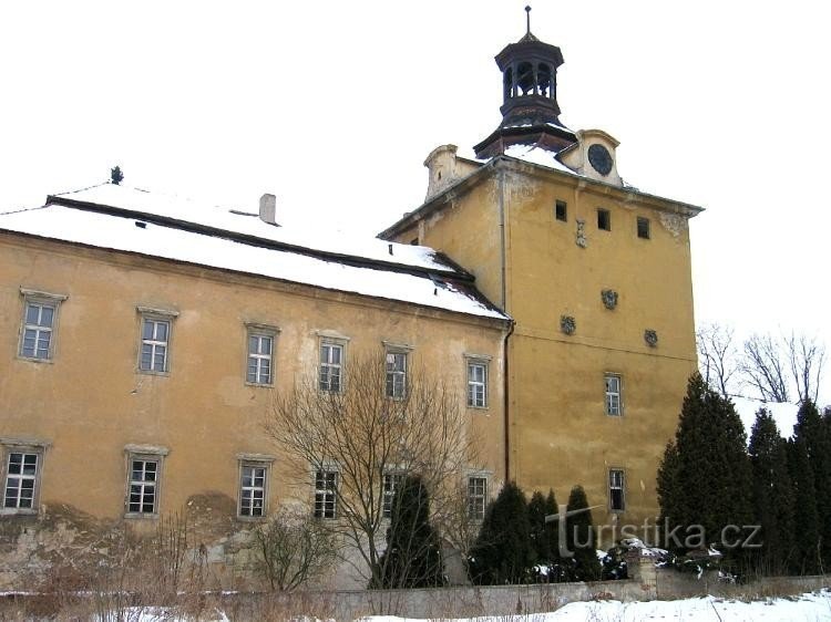 Zámek Košátky: Věž původní tvrze s barokní přístavbou