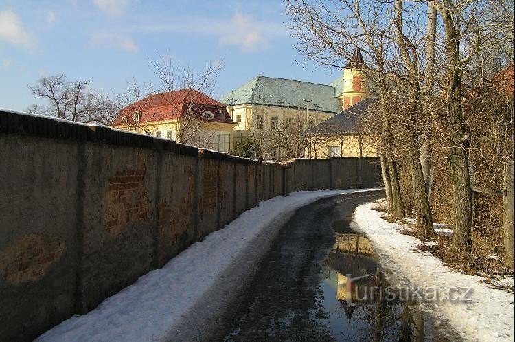 Kasteel Kostomlaty: toegangsweg