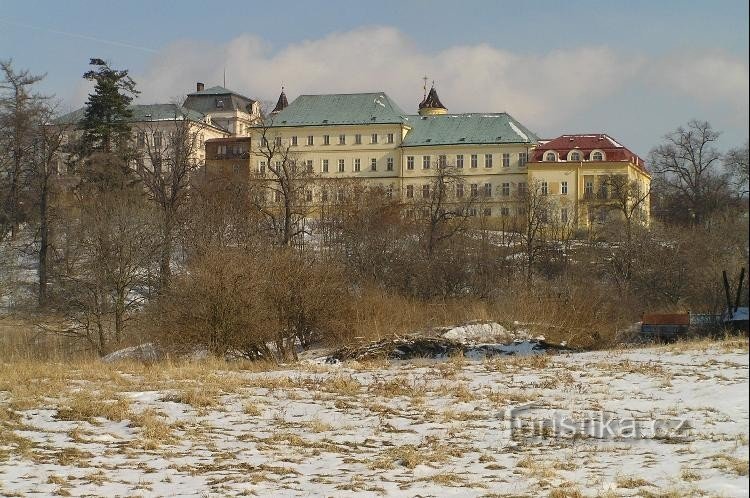 Замок Костомлати: замок із зах