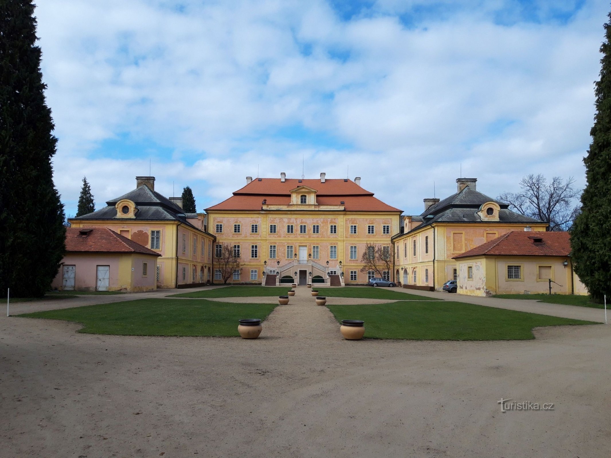 Château Une belle cour, où il n'est pas difficile de perdre la tête