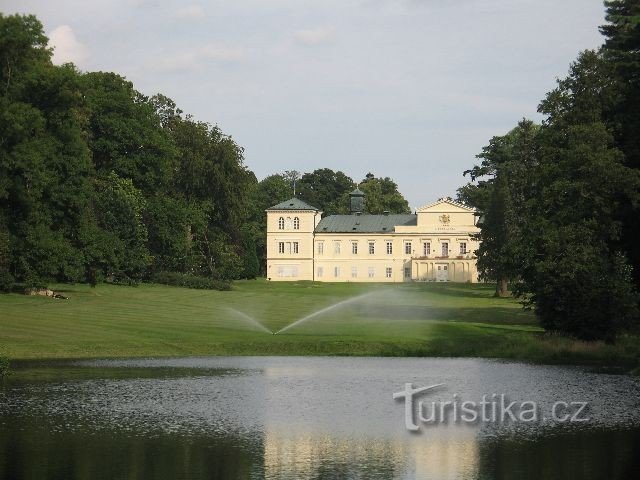 Die Burg Kynžvart spiegelt sich in Mlýnské rybník wider