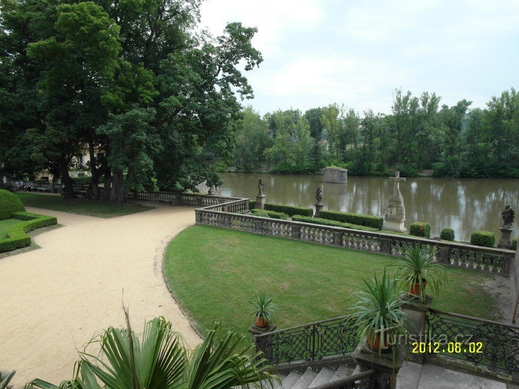 Castelul Libochovice-grădina franceză