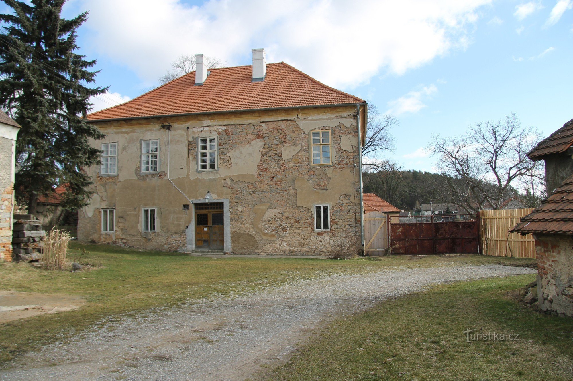 Lužce Castle