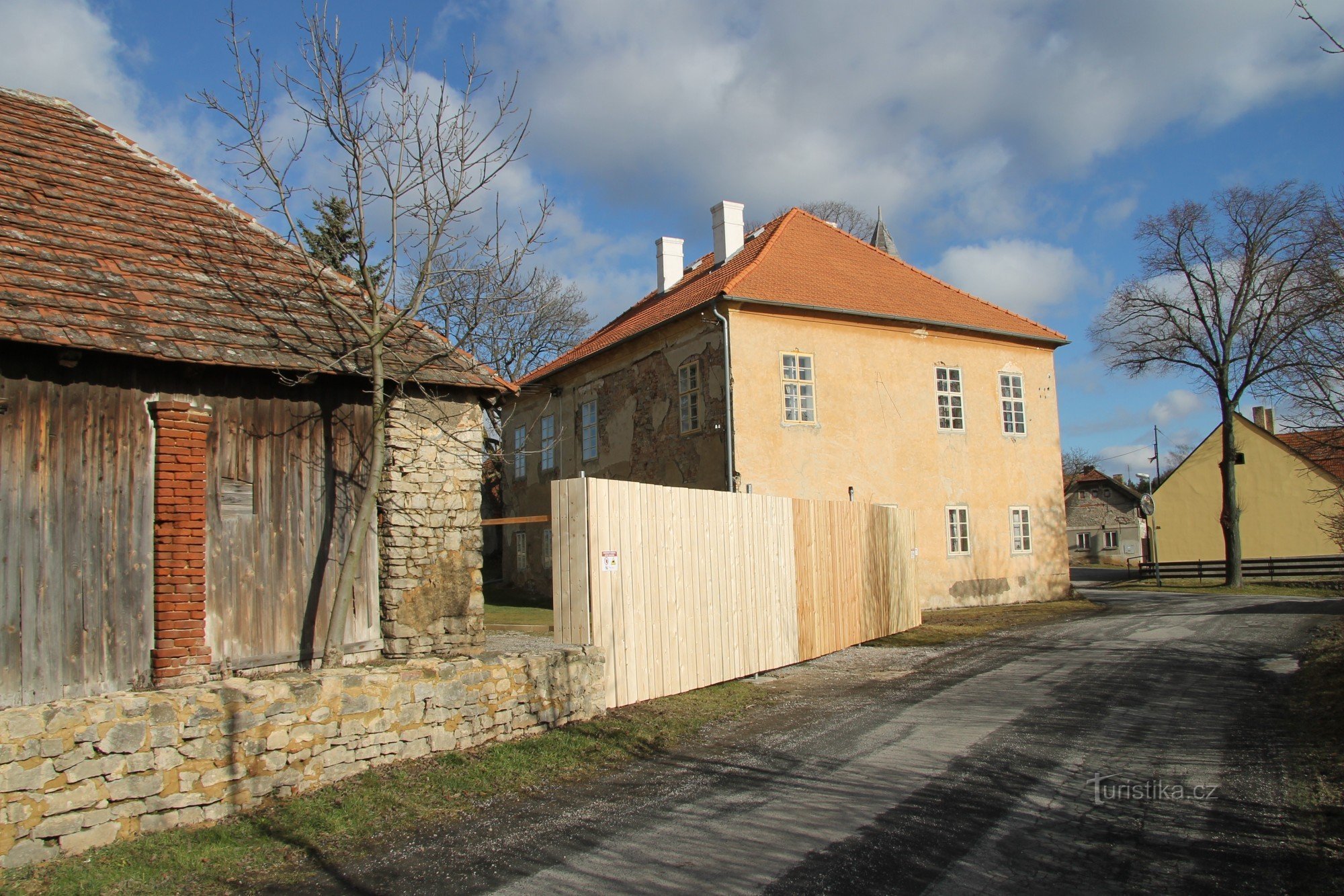 Lužce Castle