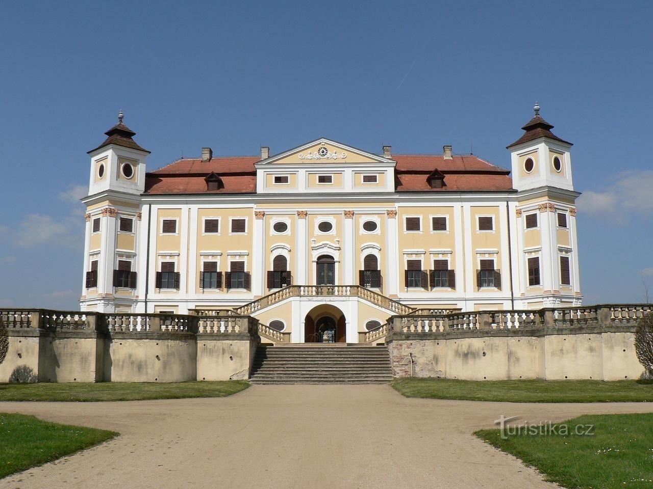 Замок Мілотіце, вид з парку