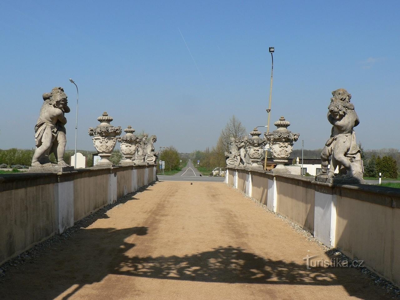 Schloss Milotice, Skulpturen auf der Brücke