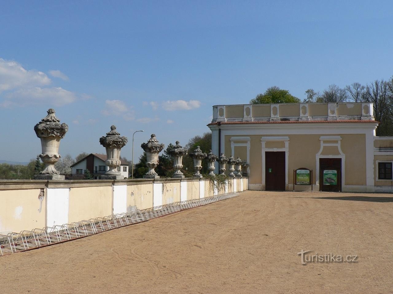 Grad Milotice, obzidje nad jarkom