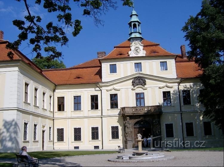 Zamek Mirošov: Początki związane są z rodem szlacheckim Gryspeków z Gryspach. W