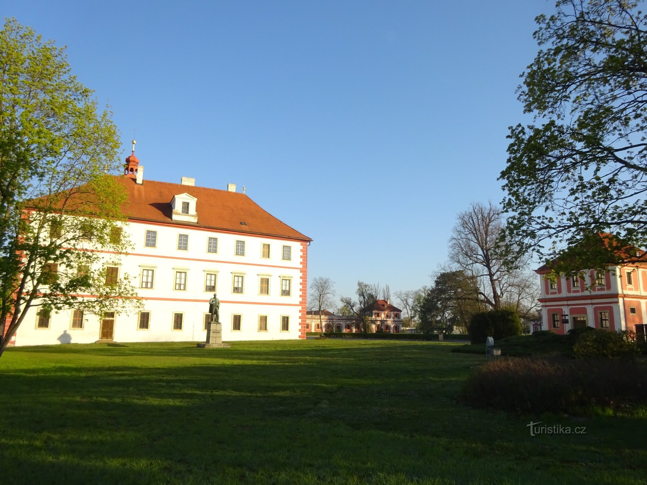 Grad Mnichovo Hradiště in grajski park