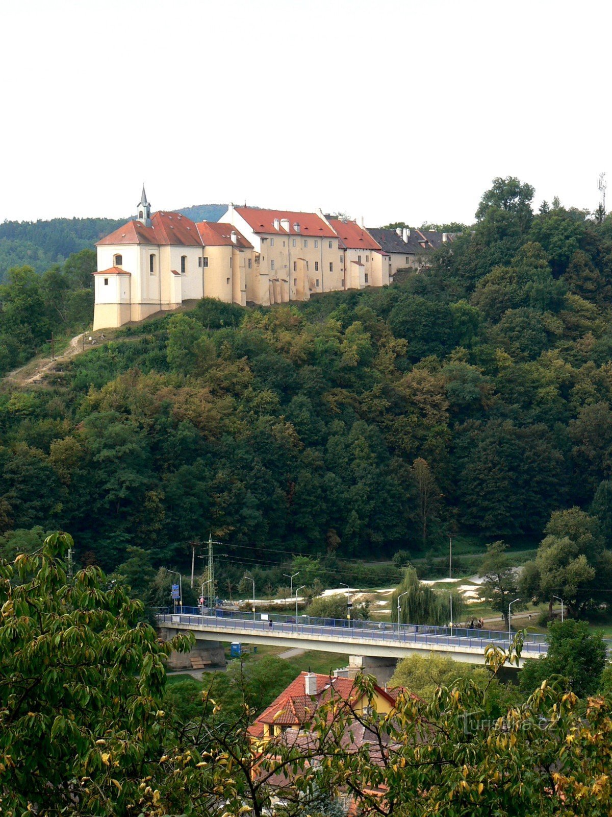 zamek nad mostem nad Berounką