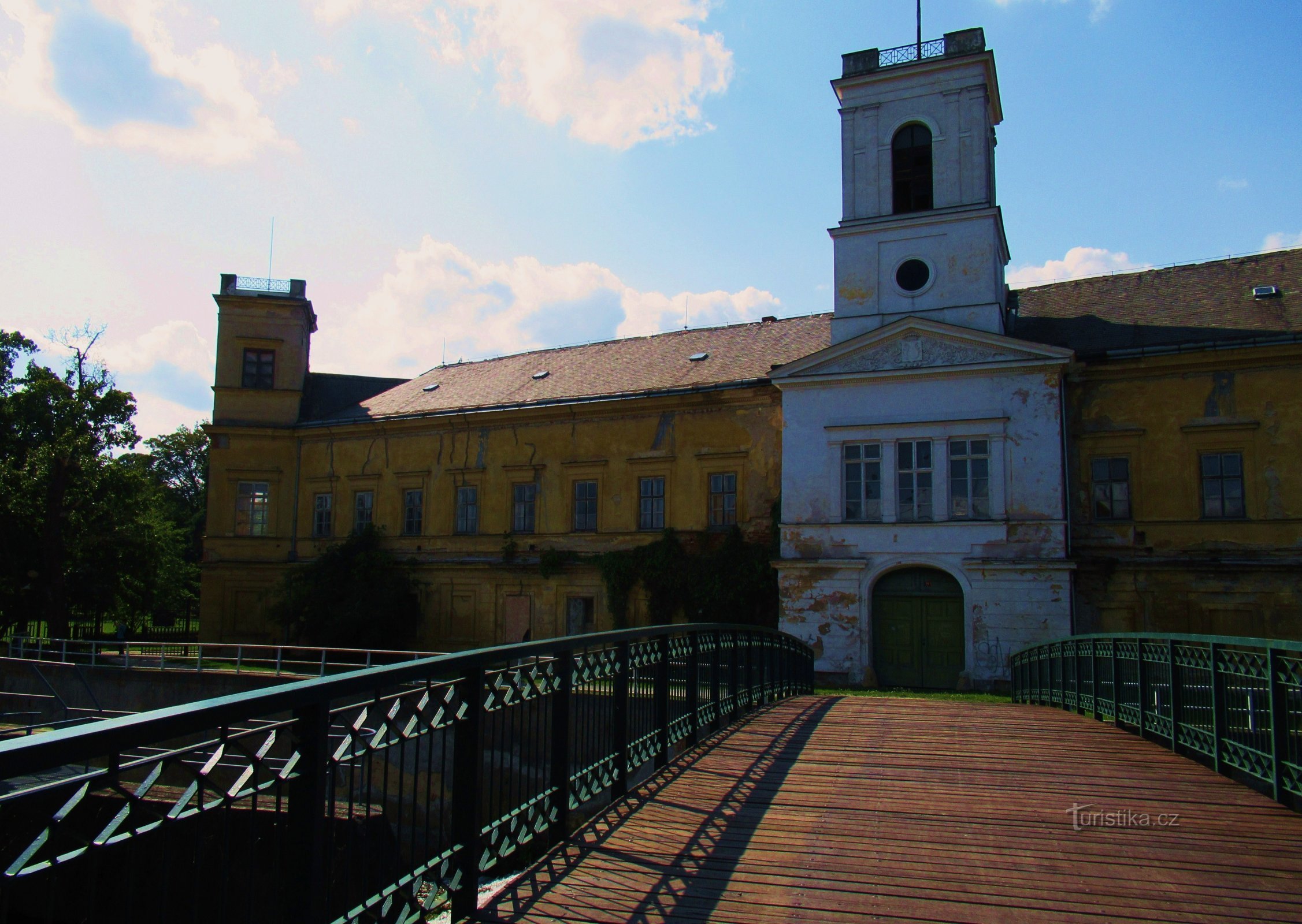 o castelo, em frente ao qual se ergue a central hidroeléctrica