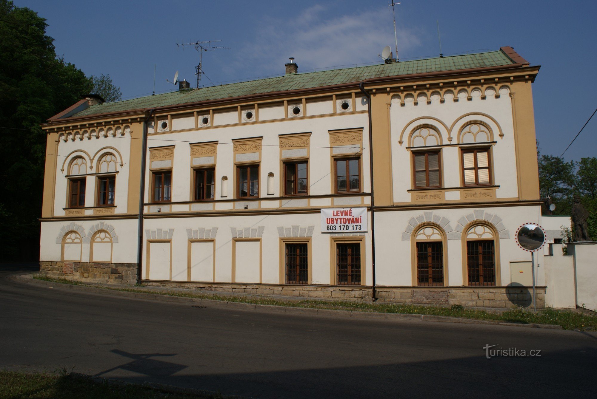 Neuberk Slot (Mladá Boleslav – Čejetičky)