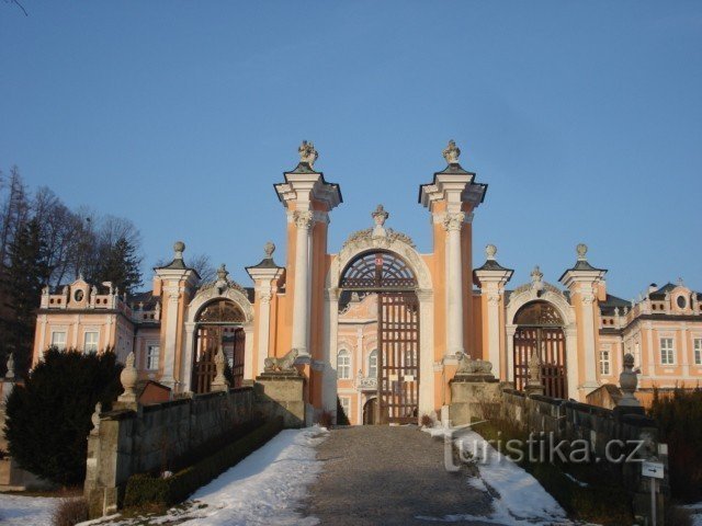 Замок Нове Гради зимой