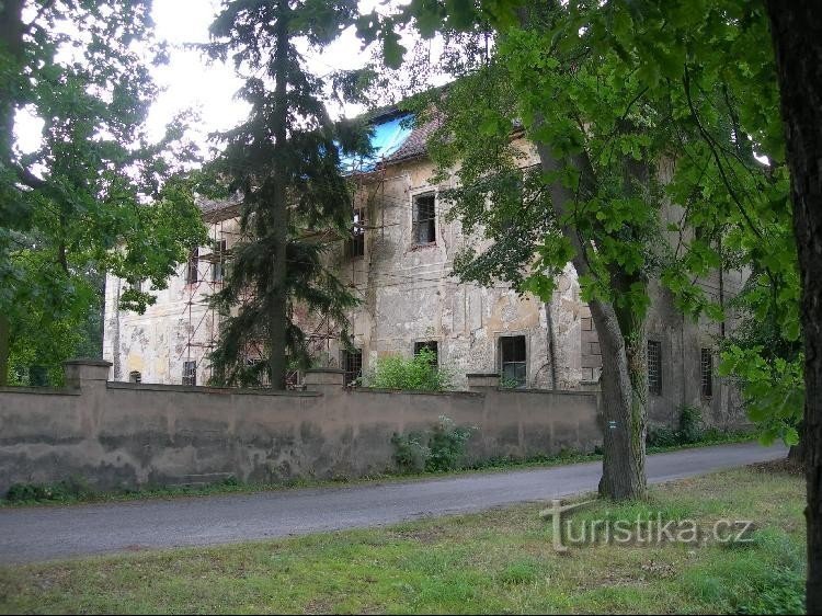 замок з південного сходу: Мабуть починають ремонт даху.